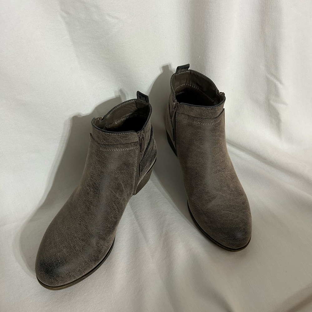 Jessica cline women’s gray ankle boots